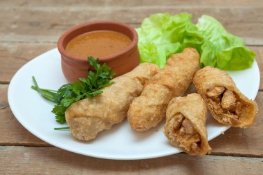 Tavuk sosu ve sebze ile rulo