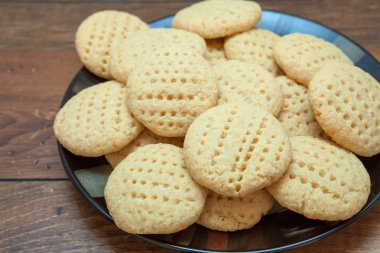 Hindistan cevizi tatlı bisküvi plaka üzerinde