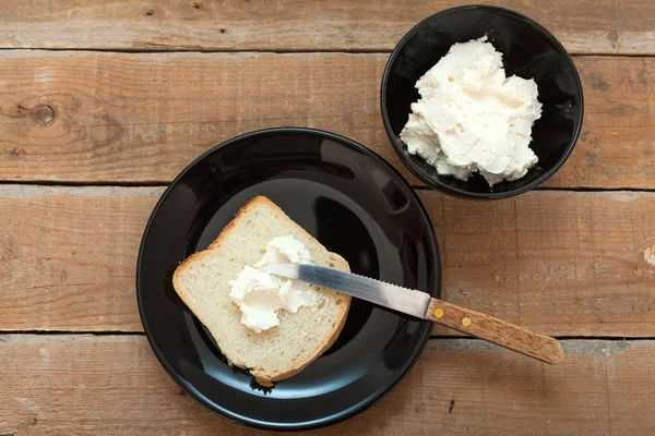 Cuenco de queso crema y brea fresca — Foto de Stock