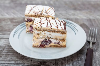 Ceviz, kiraz ve vanilya kremalı pasta