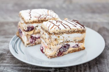 Ceviz, kiraz ve vanilya kremalı pasta