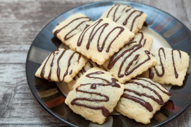 Plat üzerinde çikolata tatlı bisküvi