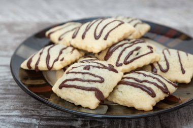 Plaka üzerinde çikolata tatlı bisküvi