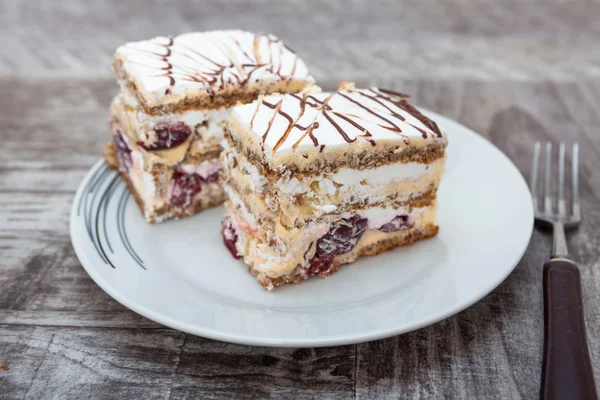 Bolo de creme de noz, cereja e baunilha — Fotografia de Stock