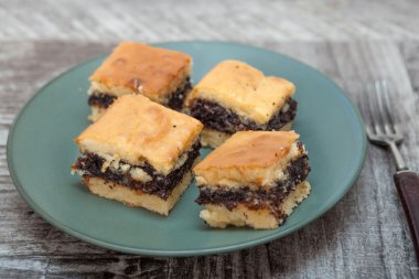 Reçel ve haşhaş tohumu ile ev yapımı kek