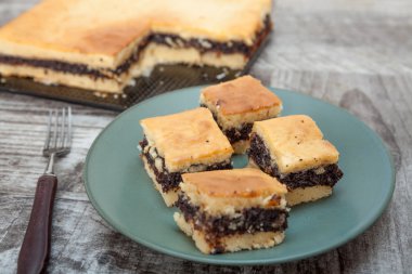 Reçel ve haşhaş tohumu ile ev yapımı kek