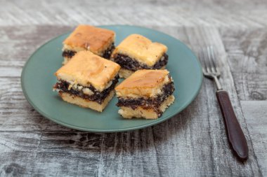 Reçel ve haşhaş tohumu ile ev yapımı kek