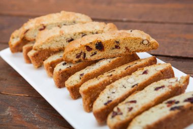 Ev yapımı badem ve kızılcık kek