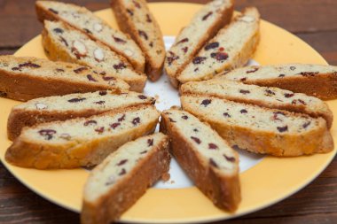 Ev yapımı badem ve kızılcık kek