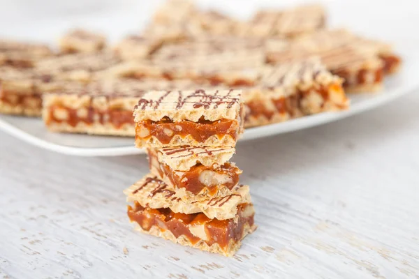 Хрустящие вафельные печенья с карамелью и грецким орехом — стоковое фото
