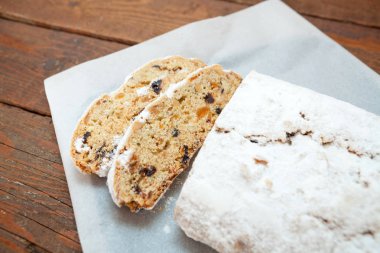 Kurutulmuş meyve ve şeker ile ev yapımı kek