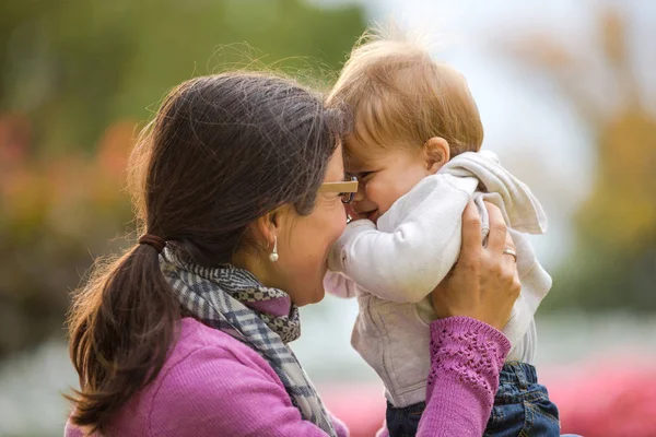 Happy family in the park — Stock Photo, Image