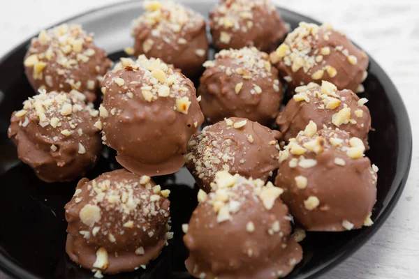 Doces de chocolate feitos à mão polvilhados com nozes — Fotografia de Stock