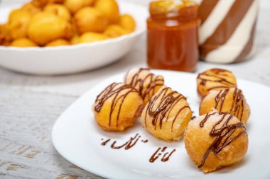 Çikolatalı ve reçelli küçük tatlı çörekleri.