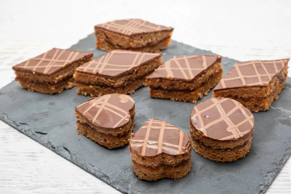 Hemlagad Chokladkaka Lagrad Med Sylt Och Toppad Med Choklad Ganache — Stockfoto