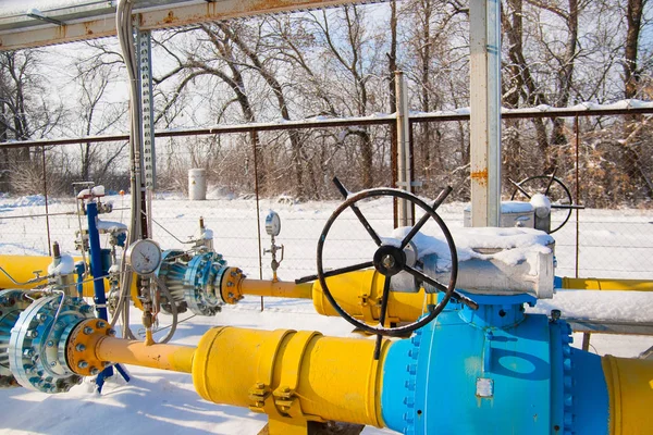 Gasminderer und das Ventil an der Pipeline — Stockfoto