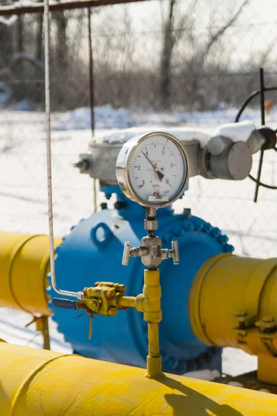 The pressure gauge is mounted on the gas pipe — Stock Photo, Image