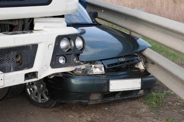 Schade aan een auto als gevolg van een botsing met een vrachtwagen Stockfoto