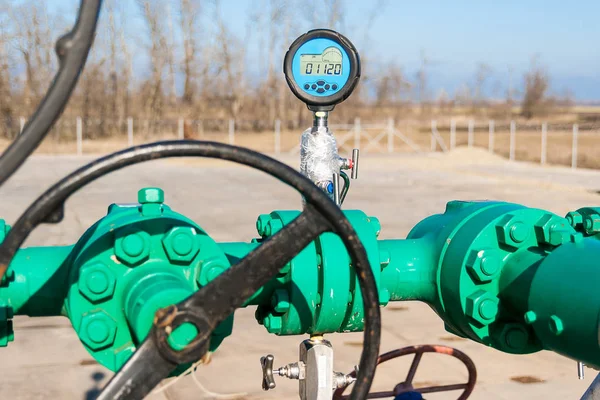 Digital pressure gauge is on the pipeline. Gas well. — Stock Photo, Image