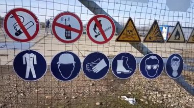 Gaz kuyusu çitlerinde uyarı ve yasaklama işaretleri