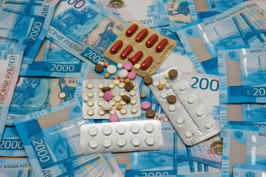 Çeşitli haplar ve nakit.