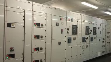 Bir santraldeki elektrik enerji dağıtım merkezi.