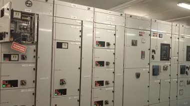 Bir santraldeki elektrik enerji dağıtım merkezi.