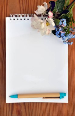 Bir dizüstü bilgisayar ve korun buket boş sayfa