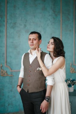 Gelin ve damat stüdyoda.