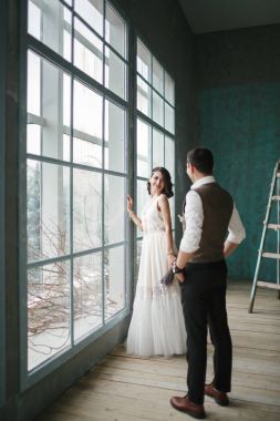 Gelin ve damat stüdyoda.