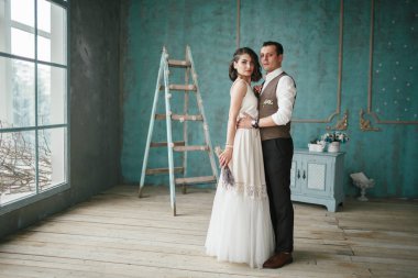 Gelin ve damat stüdyoda.