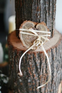 Alyans ahşap bir kalp