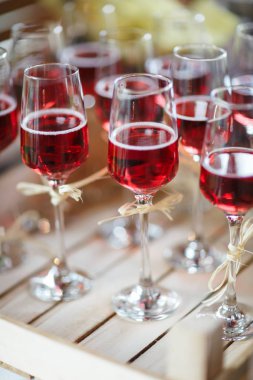 bardaklarda pembe şampanya