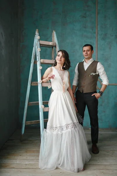 De bruid en bruidegom in de studio — Stockfoto