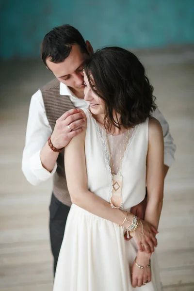 La novia y el novio en el estudio — Foto de Stock