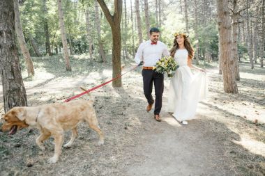 damat gelini ve köpeği ile
