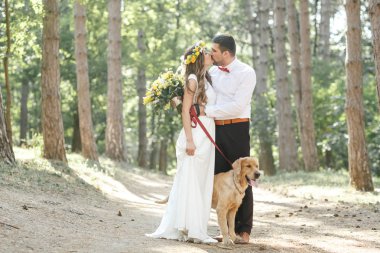 damat gelini ve köpeği ile