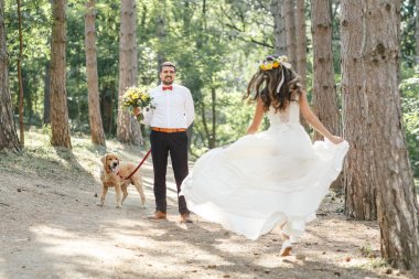 damat gelini ve köpeği ile