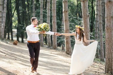 Parkta gelinle damat