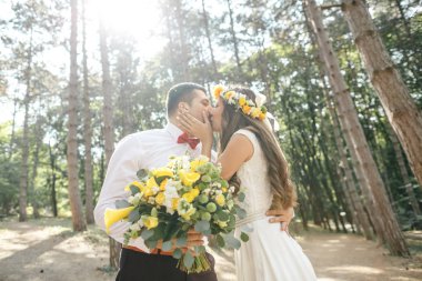 Parkta gelinle damat