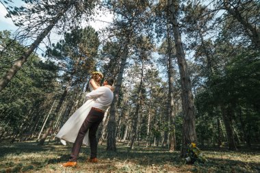 Parkta gelinle damat