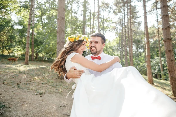 Groom with the bride in the park — Stock Photo, Image