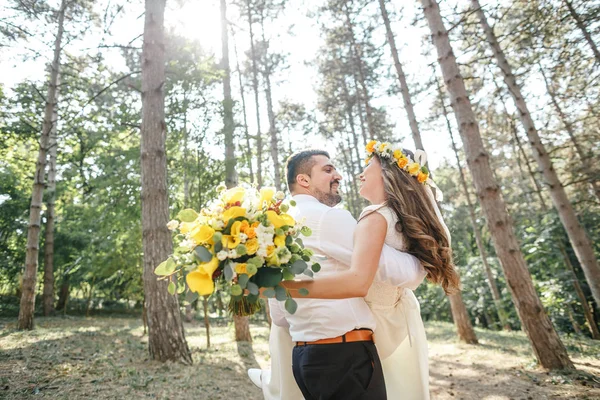 Bruidegom met de bruid in het park — Stockfoto