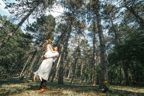Жених с невестой в парке — стоковое фото