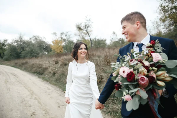 Novia y novio —  Fotos de Stock