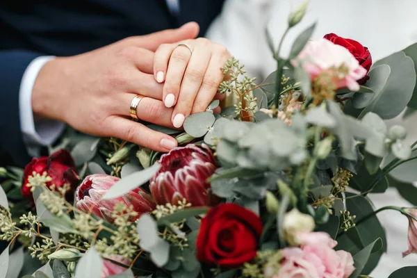 Gelin ve damat yüzük parmakları — Stok fotoğraf