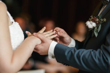 damat gelin için yüzük Giydir