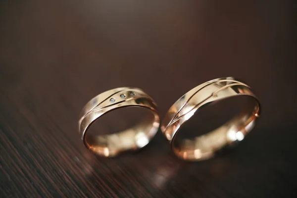 Свадебные кольца на столе — стоковое фото