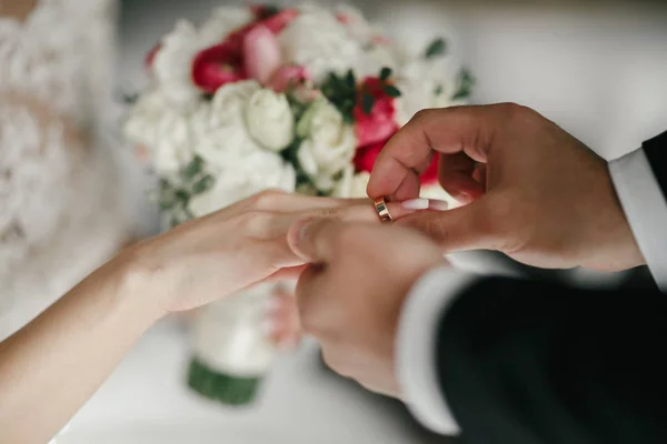 Noivo veste o anel da noiva — Fotografia de Stock