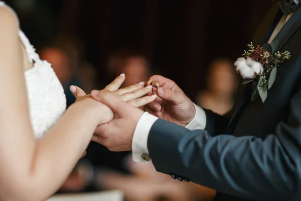 Bräutigam kleidet den Ring für die Braut — Stockfoto